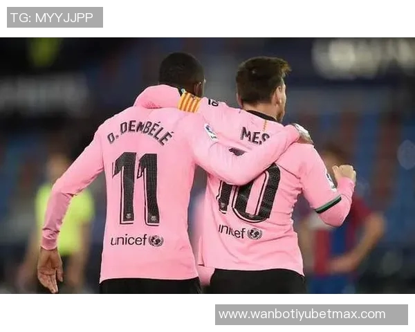 罗贝托与阿尔巴合影留念感慨共度岁月祝福未来一切顺利